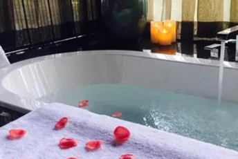 北京丰台水疗池中的失重冥想：当身体学会漂浮